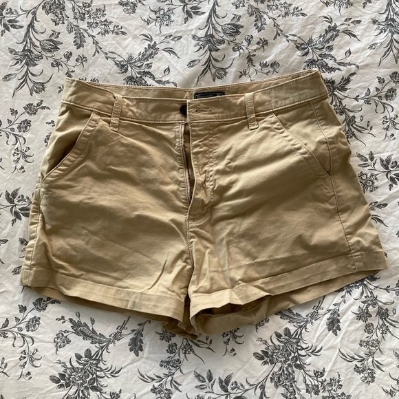 ABERCROMBIE KHAKI MOM SHORTS ✨ 50% OFF BUNDLES ✨ - Picture 1 of 5